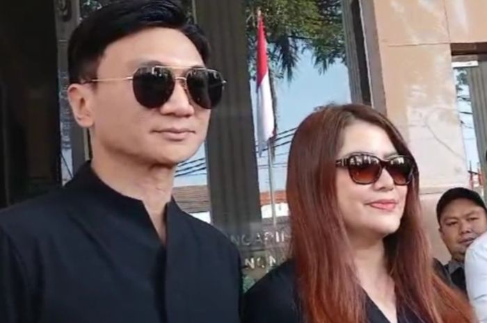 Kompak Anji Dan Wina Natalia Pakai Outfit Serba Hitam Di Sidang