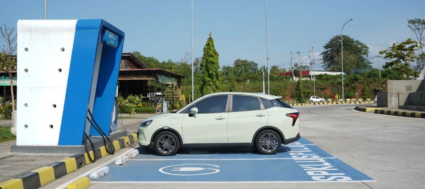 Mobil listrik sedang melakukan pengisian daya.