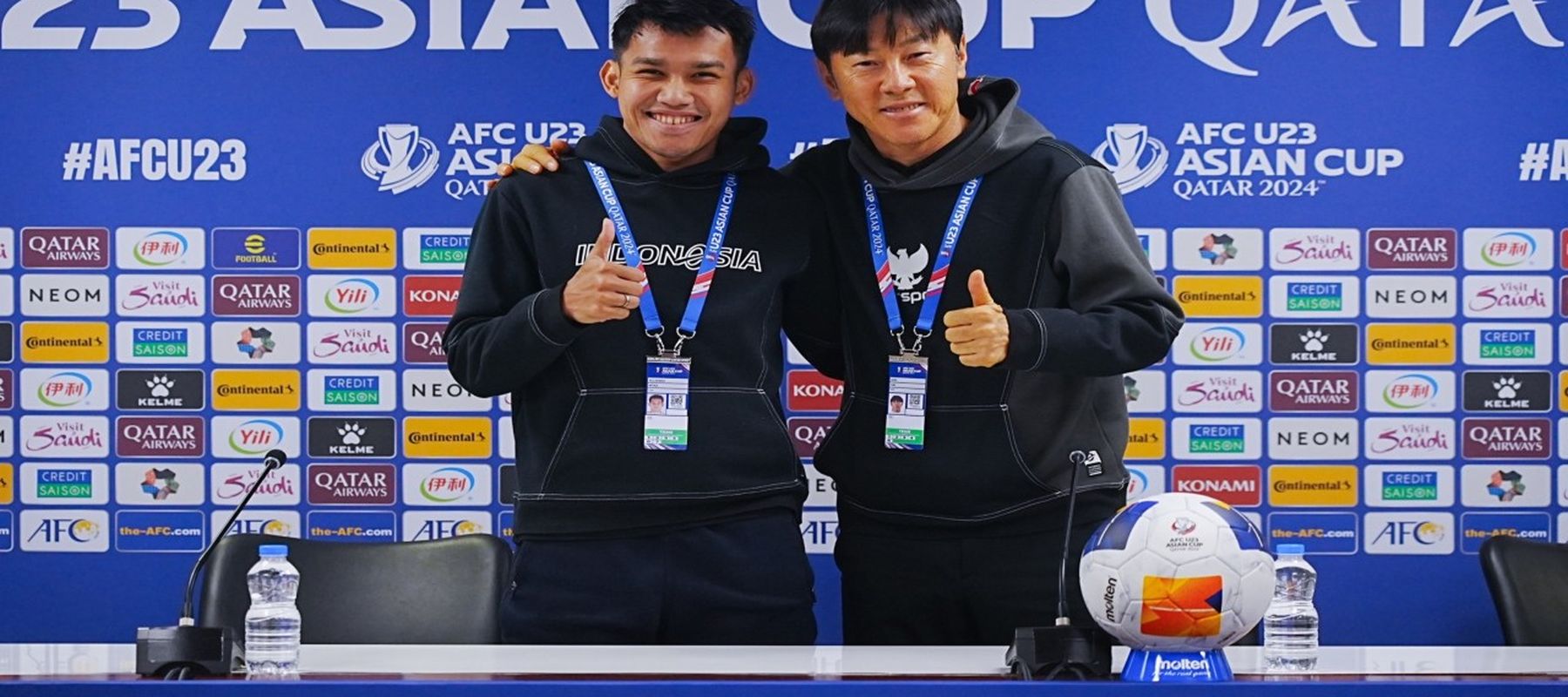 Pelatih Timnas Indonesia U-23, Shin Tae-yong bersama Witan Sulaeman jelang laga melawan Uzbekistan d