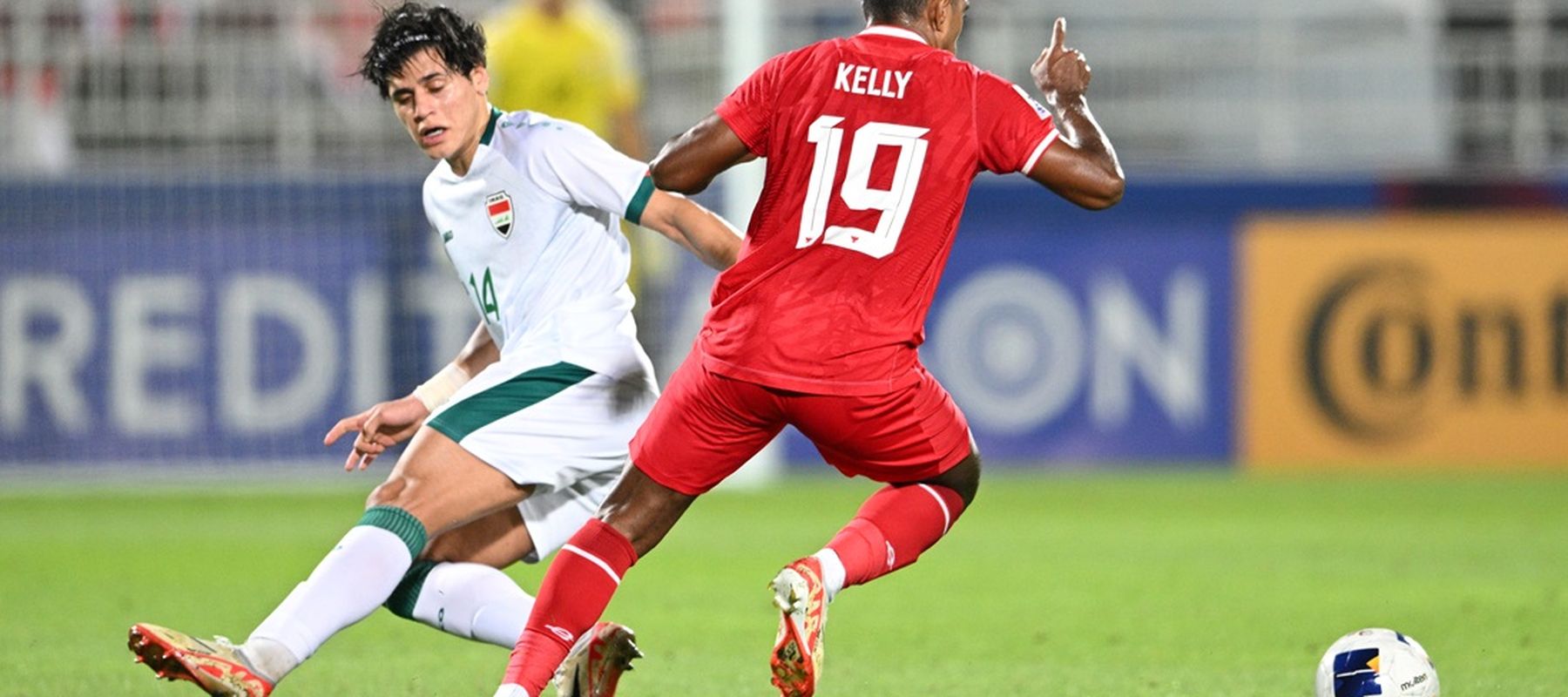 Jeam Kelly Sroyer berusaha melewati adangan pemain lawan pada perebutan tempat ketiga Piala Asia U-2