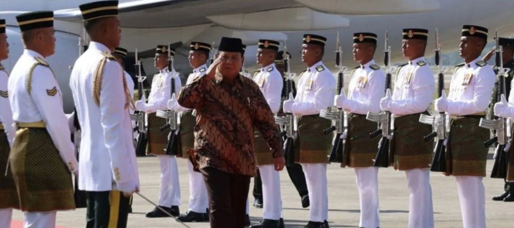 Presiden Republik Indonesia, Prabowo Subianto tiba di Bunga Raya Complex, Bandara Internasional Kuala Lumpur, Malaysia, pada Kamis, 9 Januari 2025, sekitar pukul 10.00 waktu setempat (WS).