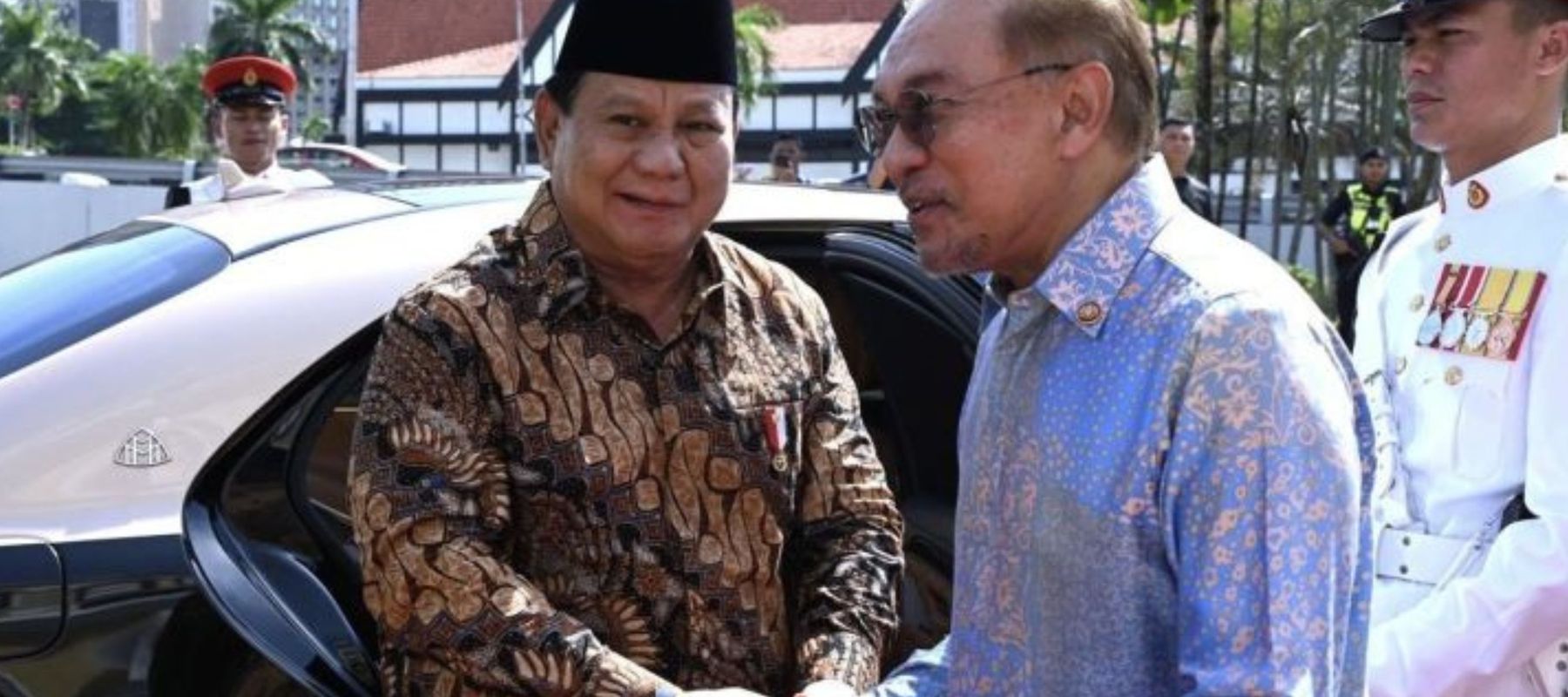 Perdana Menteri Malaysia Anwar Ibrahim menyambut kedatangan Presiden RI Prabowo Subianto (kiri) di pelataran Rumah Tangsi, Kuala Lumpur, Malaysia, Kamis 9 Januari 2025.