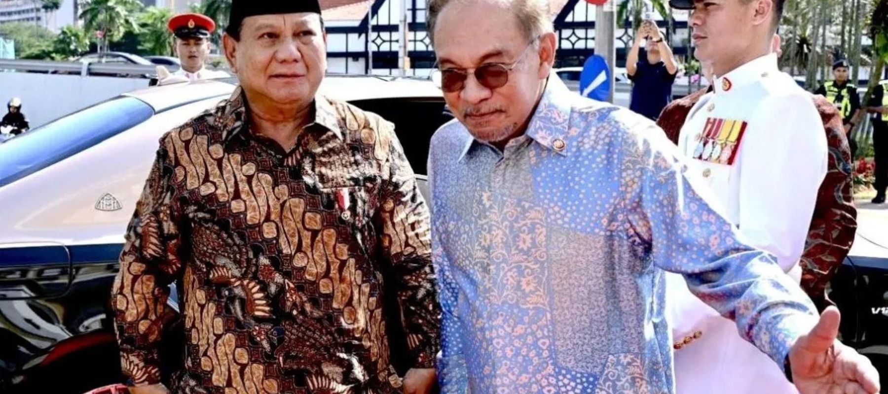 Perdana Menteri Malaysia Anwar Ibrahim (tengah) menyambut kedatangan Presiden RI Prabowo Subianto (kiri) di pelataran Rumah Tangsi, Kuala Lumpur, Malaysia, Kamis (9/1/2025). 