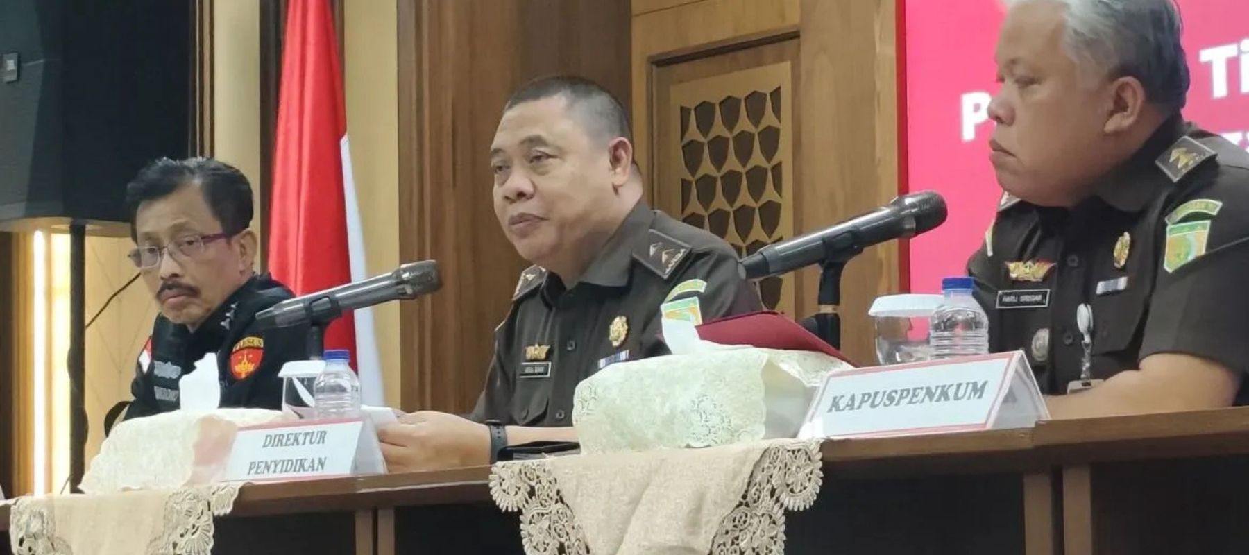 Direktur Penyidikan pada Jaksa Agung Muda Bidang Tindak Pidana Khusus (Jampidsus) Kejagung Abdul Qohar (tengah) berbicara dalam konferensi pers di Gedung Kejaksaan Agung, Jakarta, pada Selasa (14/1/2025). 