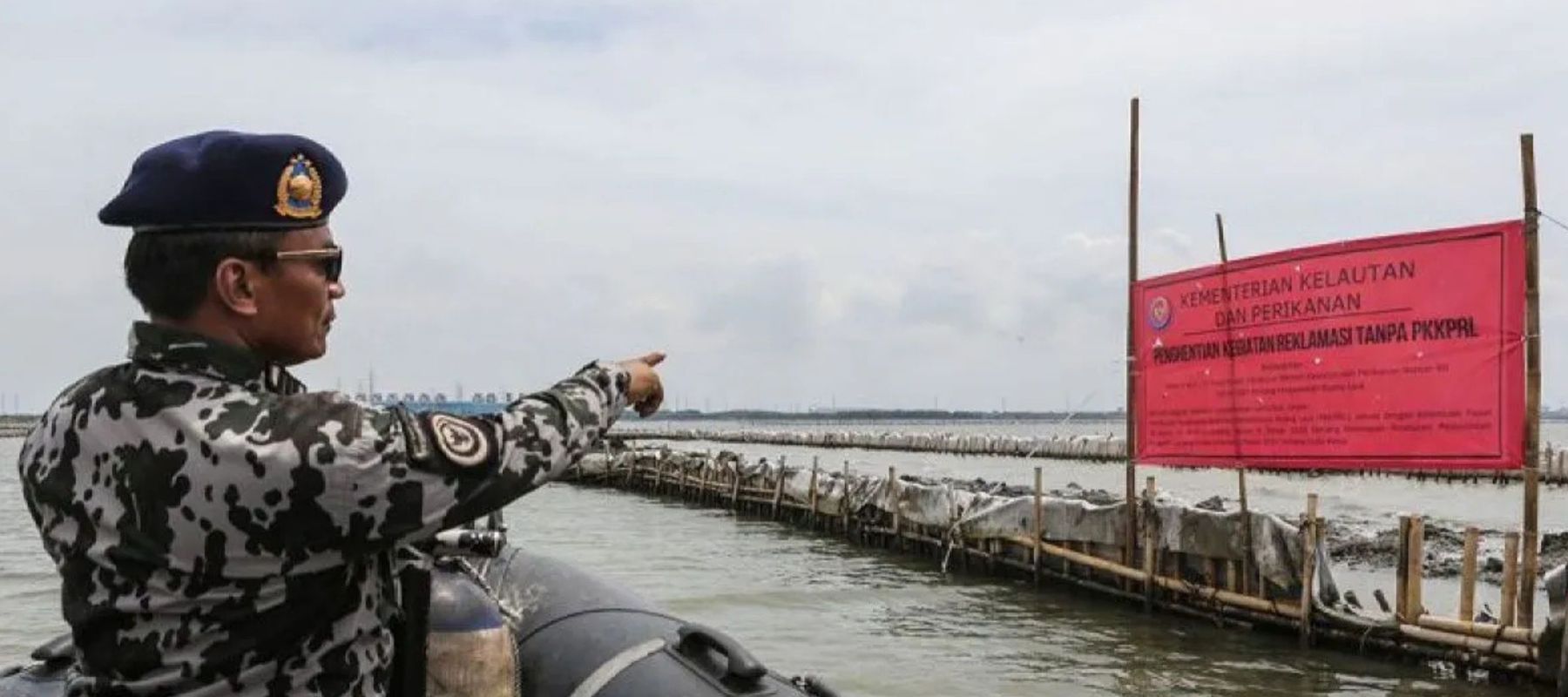 Arsip foto - Petugas menunjukan papan segel pagar laut di Pesisir Tarumajaya, Kabupaten Bekasi, Jawa Barat, Rabu (15/1/2025). Direktorat Jenderal Pengawasan Sumber Daya Kelautan dan Perikanan (PSDKP) Kementerian Kelautan dan Perikanan (KKP) melakukan