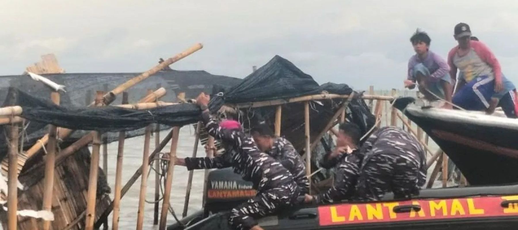 TNI AL bersama dengan masyarakat sekitar  membongkar pagar laut di kawasan Tanjung Pasir, Kabupaten Tangerang, Banten, Sabtu (18/1/2025). (ANTARA/Walda Marison)
