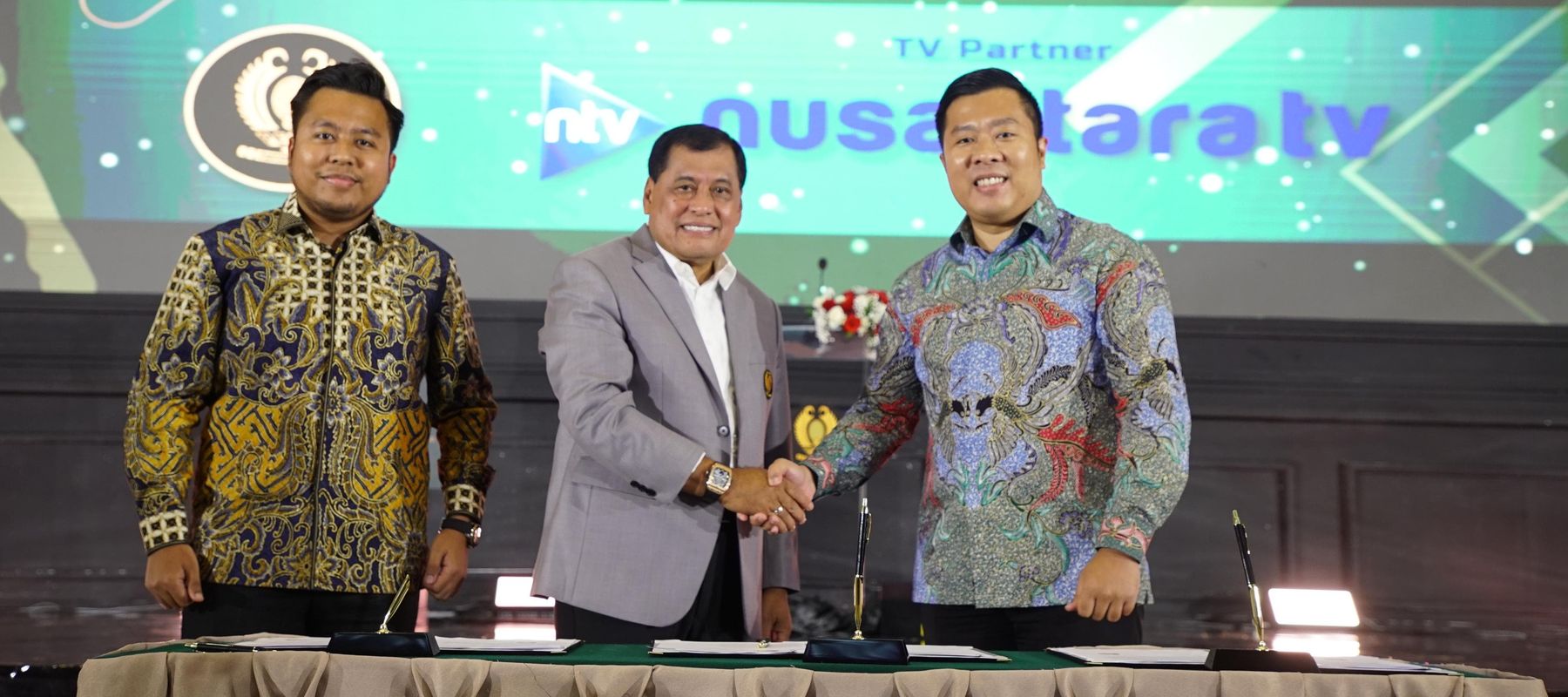 Direktur Nusantara TV, Randy Tampubolon (kiri), Tomy William Tampubolon (kanan), dan Ketua Umum PP PELTI, Nurdin Halid (tengah), di Hotel Sultan Jakarta, pada Sabtu, 18 Januari 2025. 