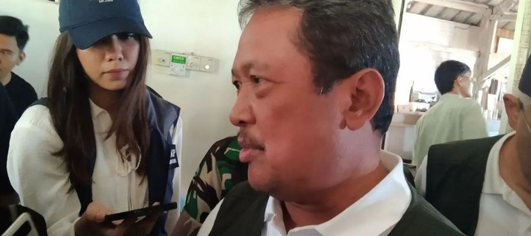 Menteri Kelautan dan Perikanan Sakti Wahyu Trenggono diwawancarai awak media di sela aksi bersih sampah laut di Pantai Kedonganan, Kabupaten Badung, Bali, Minggu (19/1/2025).