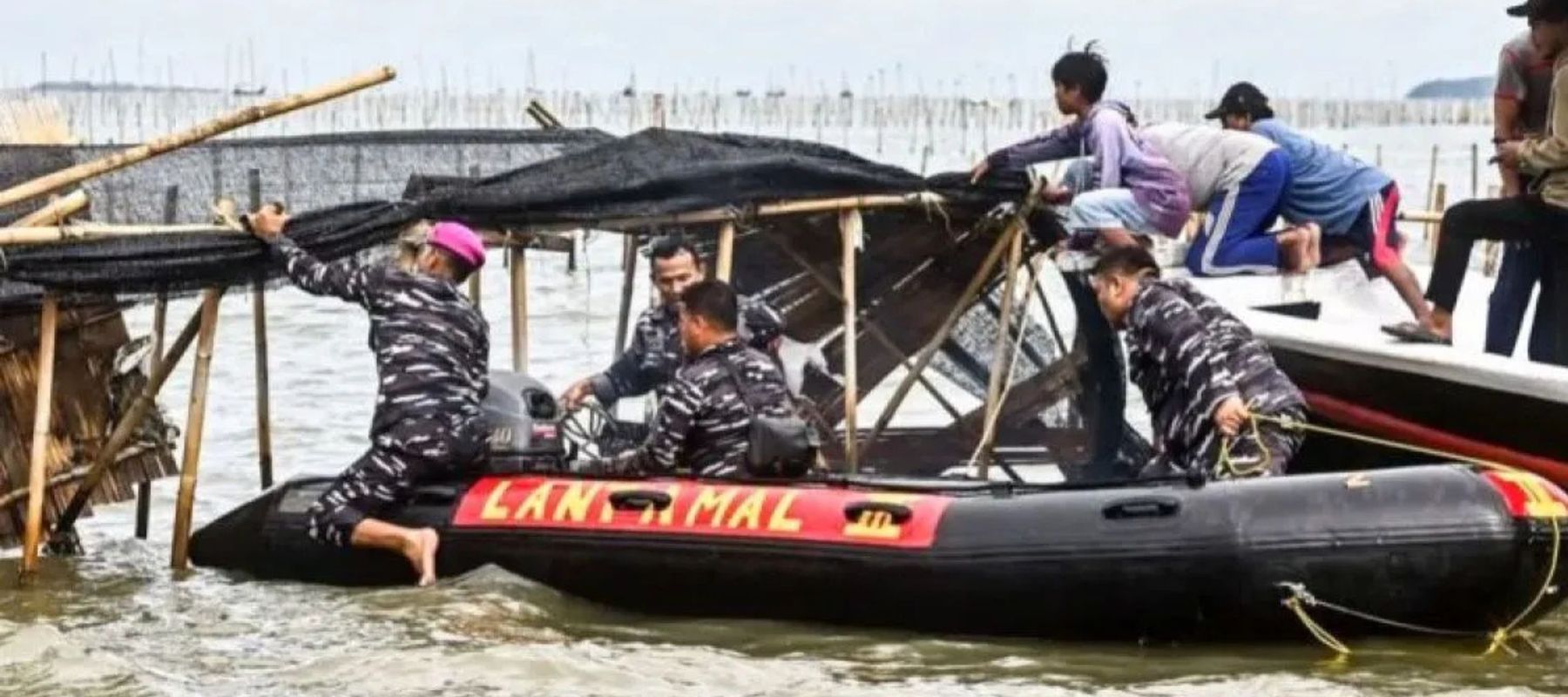 Personel TNI AL dan nelayan membongkar pagar laut yang terpasang di kawasan pesisir Tanjung Pasir, Kabupaten Tangerang, Banten, Sabtu (18/1/2025). 