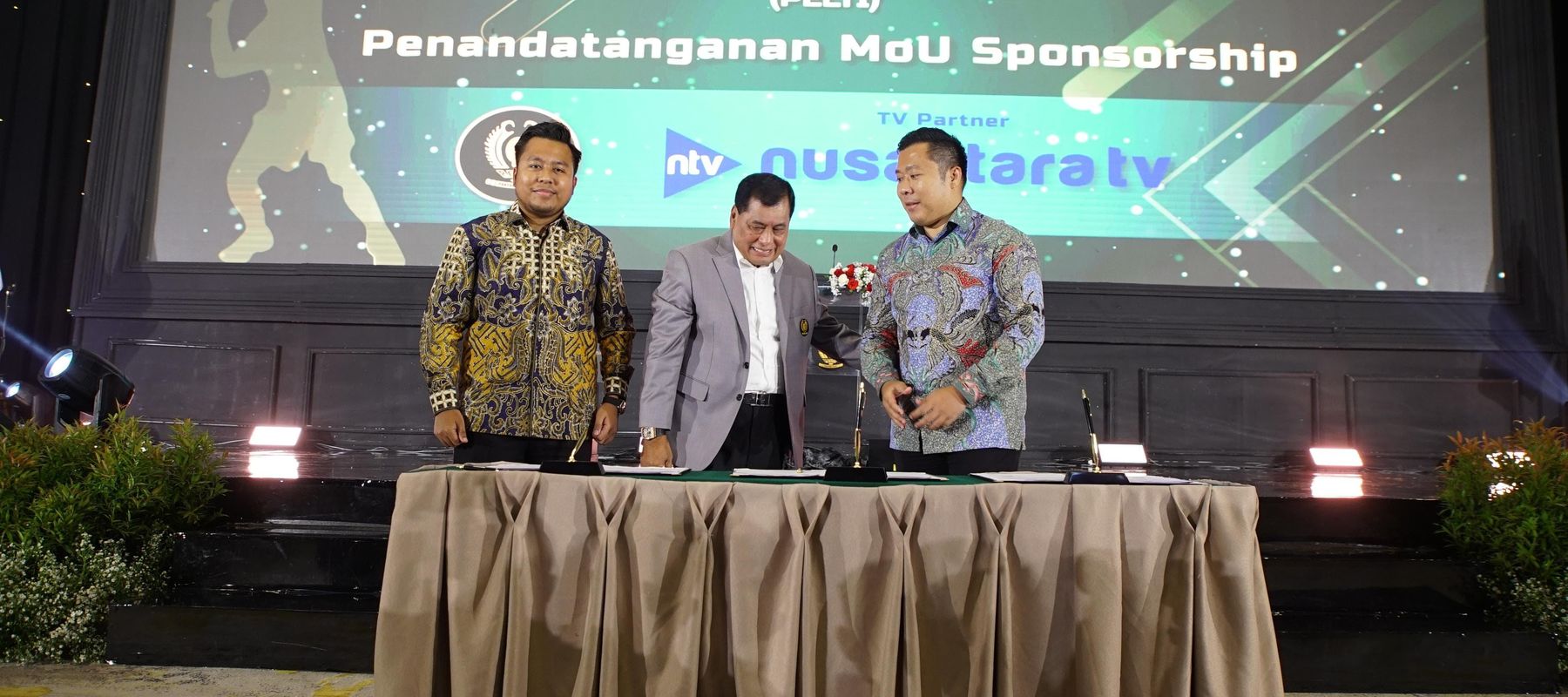 Direktur Nusantara TV, Randy Tampubolon (kiri), Tomy William Tampubolon (kanan), dan Ketua Umum PP PELTI, Nurdin Halid (tengah), di Hotel Sultan Jakarta, pada Sabtu, 18 Januari 2025. 