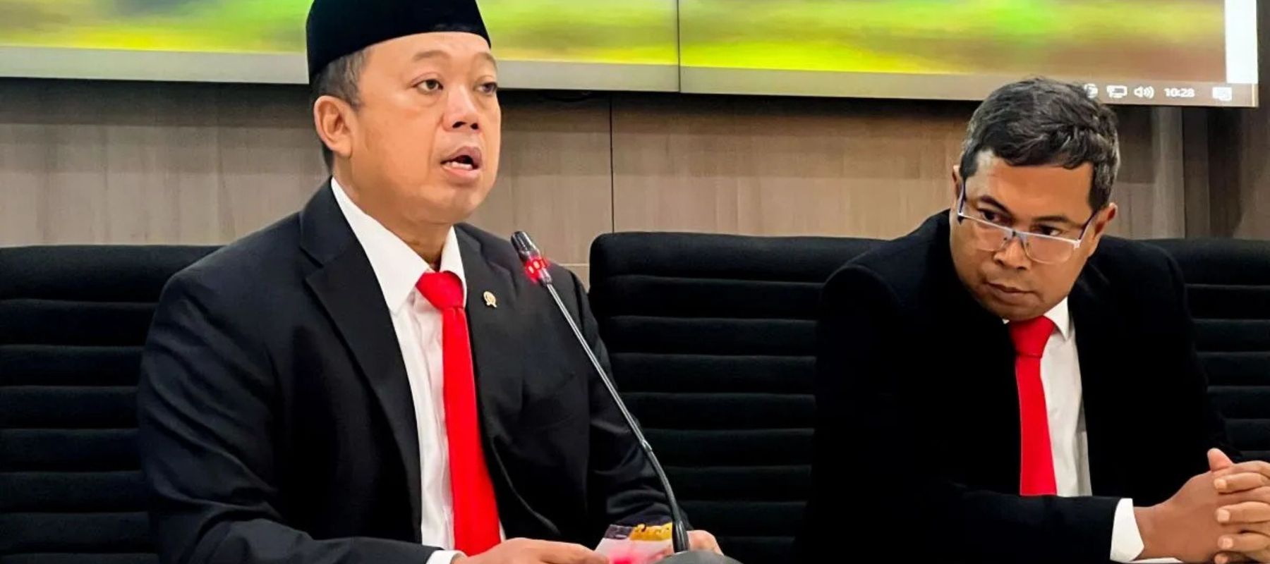 Menteri Agraria dan Tata Ruang/Kepala Badan Pertanahan Nasional (ATR/BPN) Nusron Wahid (kiri) dalam jumpa pers terkait pagar laut Tangerang, Banten, di Jakarta, Senin 20 Januari 2025.