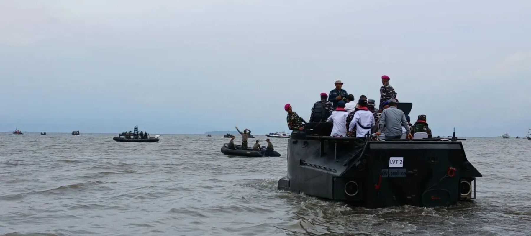 Sebanyak 1.500 personel dari jajaran Tentara Nasional Indonesia (TNI) Angkatan Laut (AL), Kementerian Kelautan dan Perikanan (KKP) beserta nelayan kembali membongkar pagar laut di sepanjang perairan pesisir pantai utara (pantura), Kabupaten Tangerang