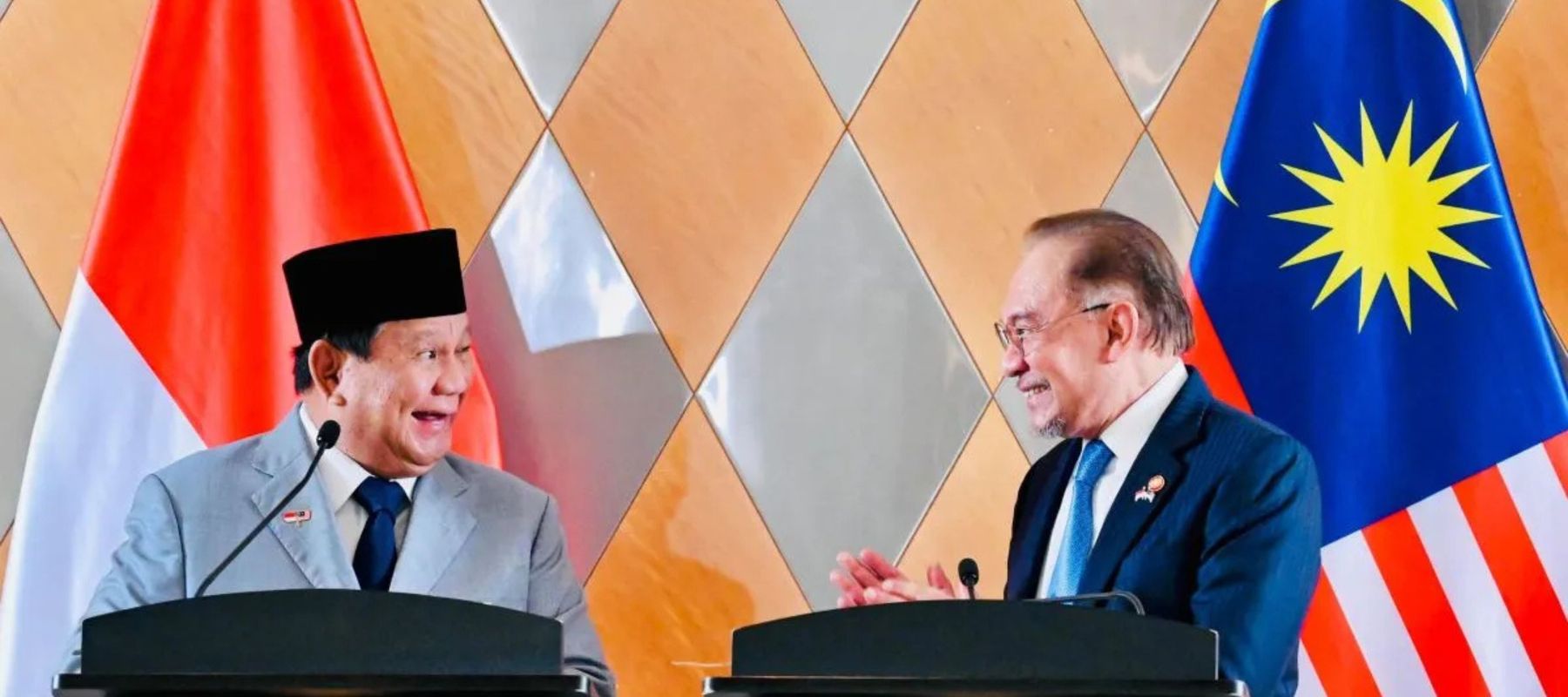 Presiden RI Prabowo Subianto dan PM Malaysia Anwar Ibrahim memberikan pernyataan pers bersama usai pertemuan bilateral di Menara Kembar Petronas, Kuala Lumpur City Centre (KLCC), Kuala Lumpur, Malaysia, Senin (27/1/2025).