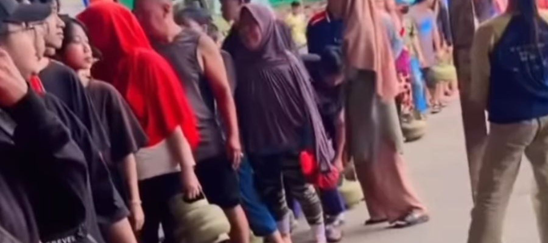 Antrean warga beli gas LPG 3 Kg di Pondok Cabe Udik dan Rempoa, Ciputat Timur
