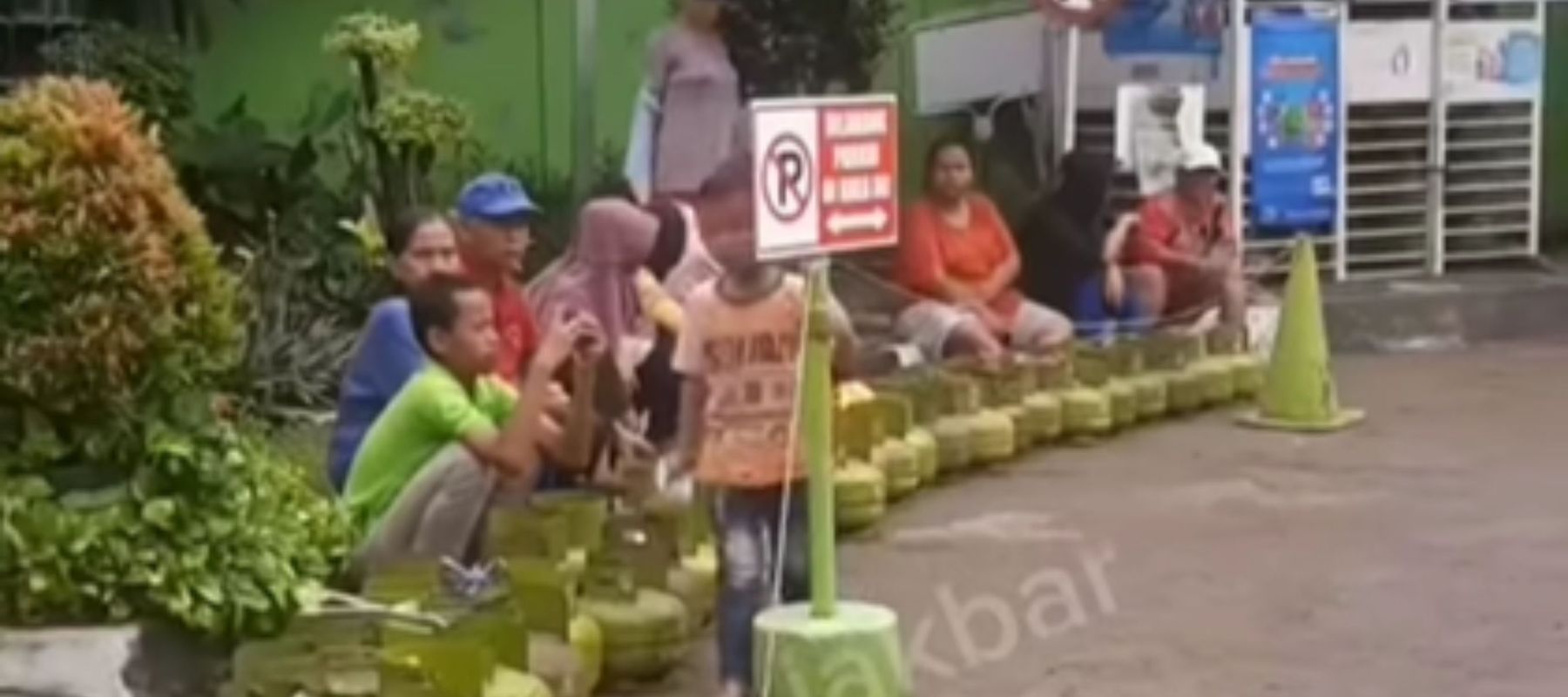 Warga Antri Beli Gas LPG