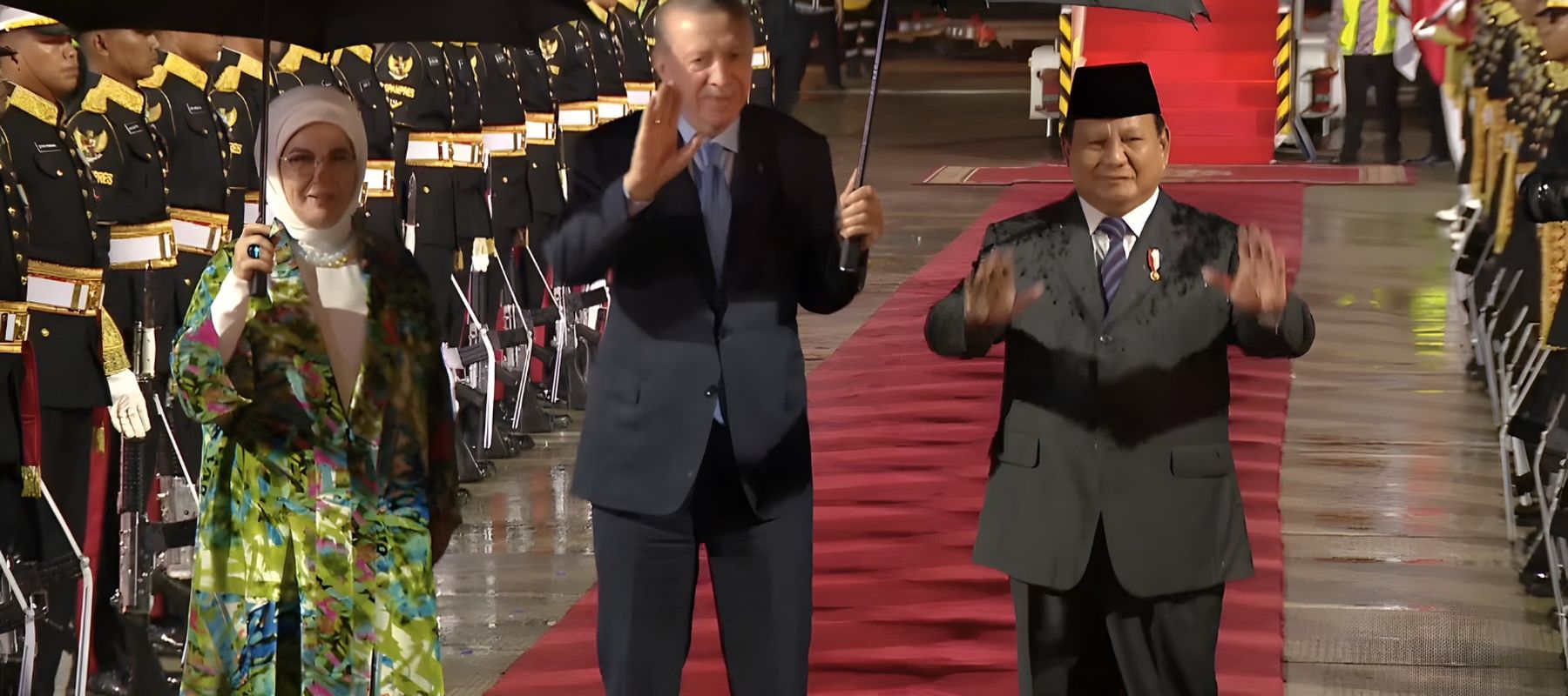 Presiden RI Prabowo Subianto menyambut kedatangan Presiden Turki, Yang Terhormat Recep Tayyip Erdogan di Lanud Halim Perdana Kusuma Jakarta Timur, Selasa (11/2) malam.