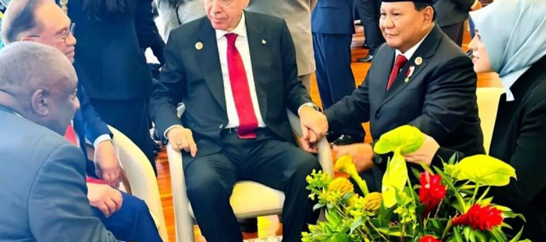  Presiden RI Prabowo Subianto (dua kanan) dan Presiden Turki Recep Tayyip Erdogan (tiga kanan) duduk berdampingan