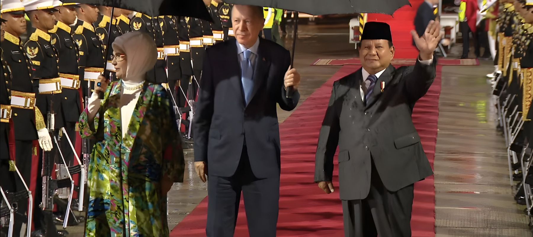 Presiden RI Prabowo Subianto menyambut kedatangan Presiden Turki, Yang Terhormat Recep Tayyip Erdogan di Lanud Halim Perdana Kusuma Jakarta Timur, Selasa (11/2) malam.