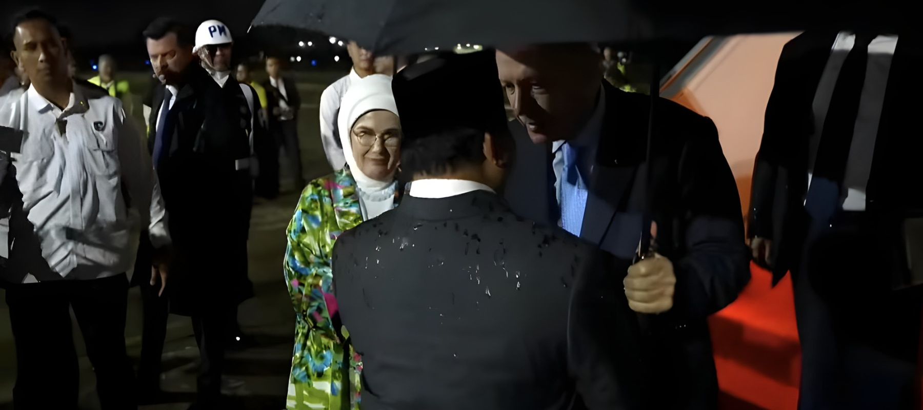 Presiden RI Prabowo Subianto menyambut kedatangan Presiden Turki, Yang Terhormat Recep Tayyip Erdogan di Lanud Halim Perdana Kusuma Jakarta Timur, Selasa (11/2) malam.