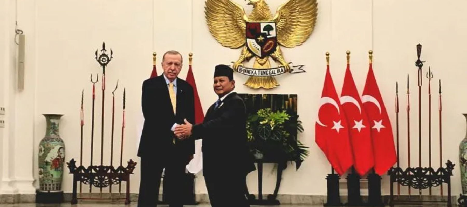 Presiden RI Prabowo Subianto (kanan) menerima kunjungan Presiden Turki Recap Tayyip Erdogan di Istana Kepresidenan RI