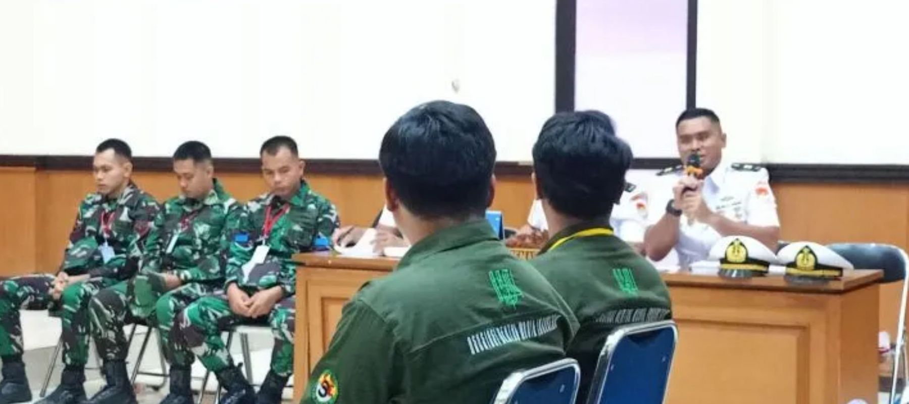 Penasihat hukum saat hendak menyampaikan permintaan maaf dari para terdakwa kepada dua saksi yang merupakan anak dari bos rental mobil