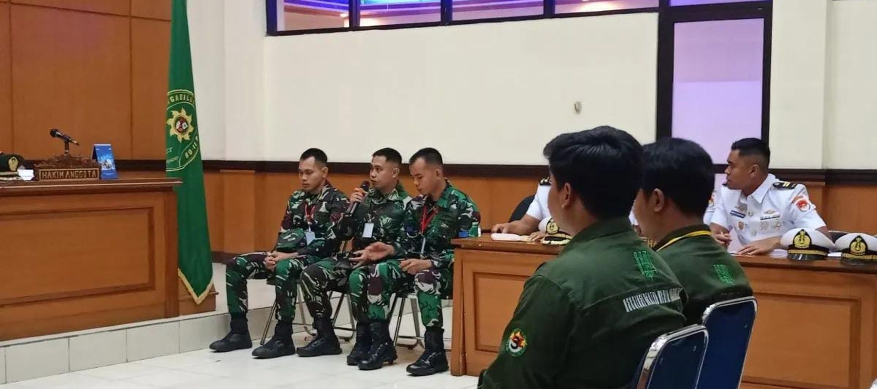 Tiga terdakwa anggota Tentara Nasional Indonesia (TNI) Angkatan Laut (AL) dari Oditurat Militer II-07 Jakarta pada kasus penembakan terhadap bos rental mobil yang terjadi di Rest Area KM45, Tol Tangerang-Merak saat memberikan bantahan terhadap ketera