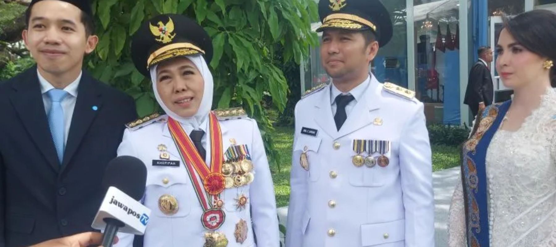 Gubernur Jawa Timur Khofifah Indar Parawansa didampingi Emil Dardak dan keluarga 