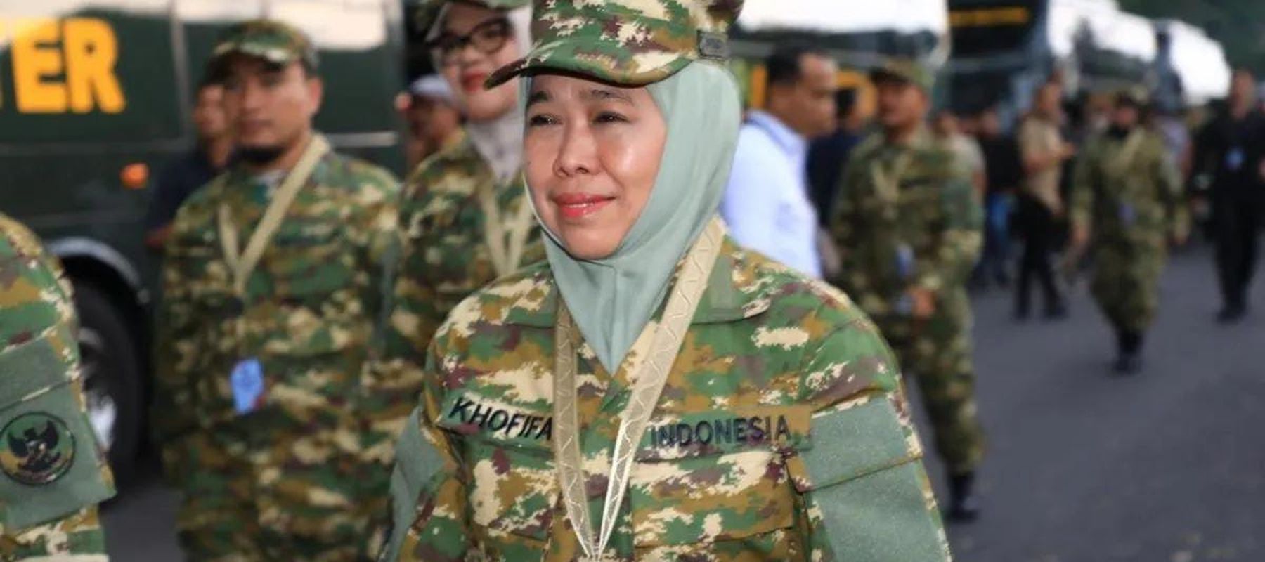 Gubernur Jatim Khofifah Indar Parawansa mengenakan pakaian Komcad TNI lengkap dengan sepatu PDL hitam dan topi loreng, sebagai tanda kesiapan mengikuti kegiatan retret kepala daerah di Akmil Magelang, Jawa Tengah, Jumat (21/2/2025).