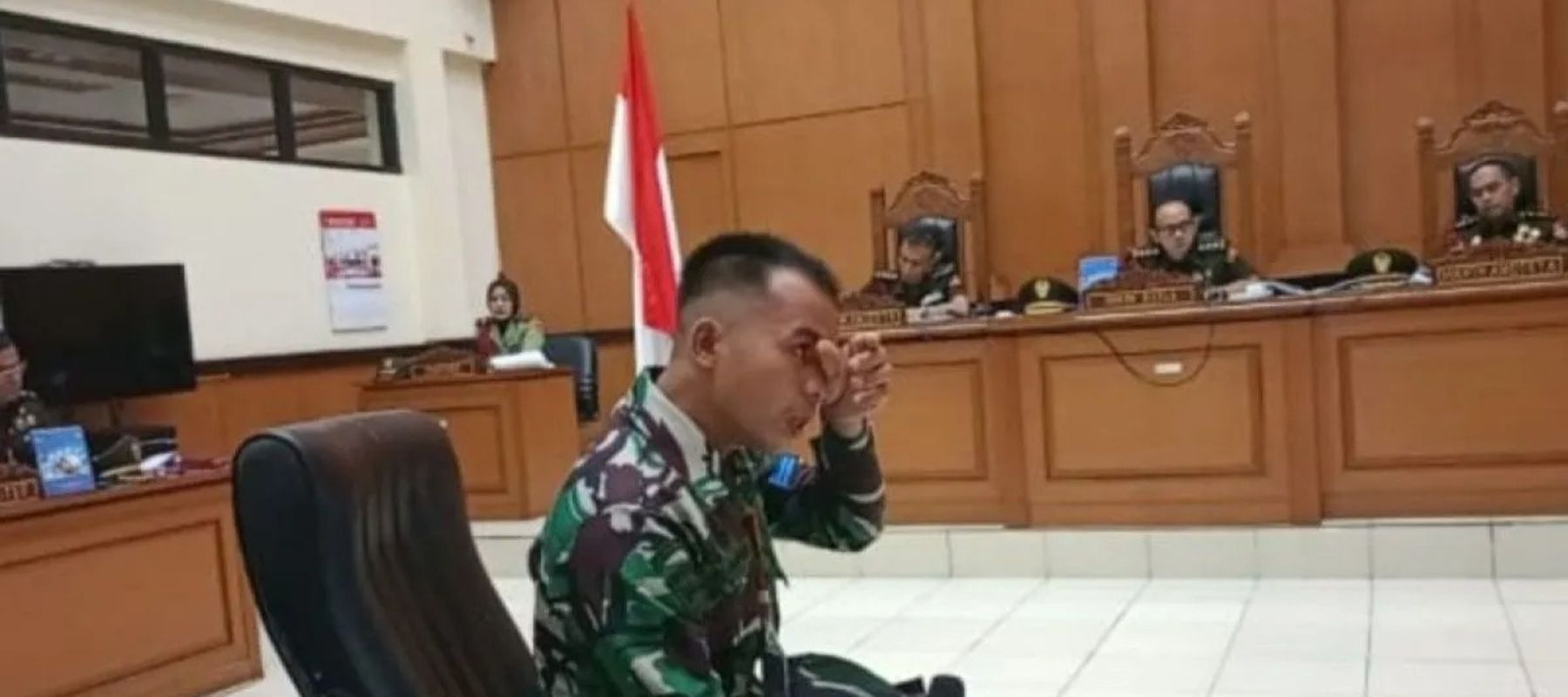 Terdakwa satu, anggota TNI Angkatan Laut (AL) atas nama Kelasi Kepala (KLK) Bambang Apri Atmojo menangis dalam sidang kelima kasus penembakan bos rental dengan agenda pemeriksaan saksi dan terdakwa di Pengadilan Militer II-08 Jakarta, Cakung, Jakarta
