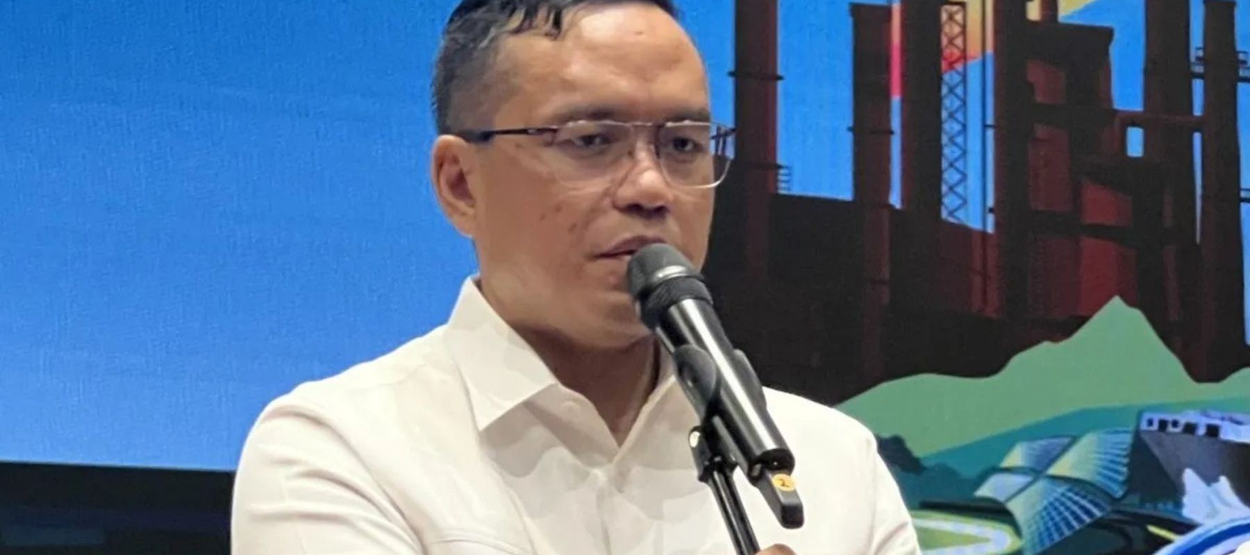 Direktur Utama PT Pertamina (Persero) Simon Aloysius Mantiri (tengah) didampingi Wakil Direktur Utama Pertamina Wiko Migantoro (kiri) dan PTH. Direktur Utama Pertamina Patra Niaga Mars Ega Legowo Putra (kanan) dalam konferensi pers yang digelar di Gr