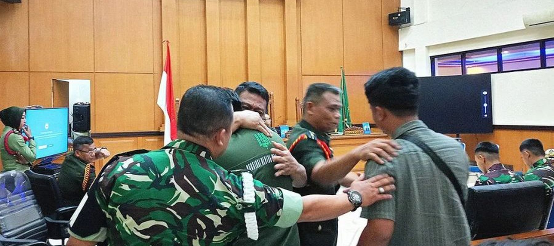 Oditur Militer dari Oditurat Militer II-07 Jakarta memeluk anak dari bos rental mobil Ilyas Abdurrahman yakni Agam Muhammad Nasrudin dan Rizky Agam Syahputra yang menangis saat ditayangkan video rekaman kamera pengawas (CCTV) penembakan di Pengadilan