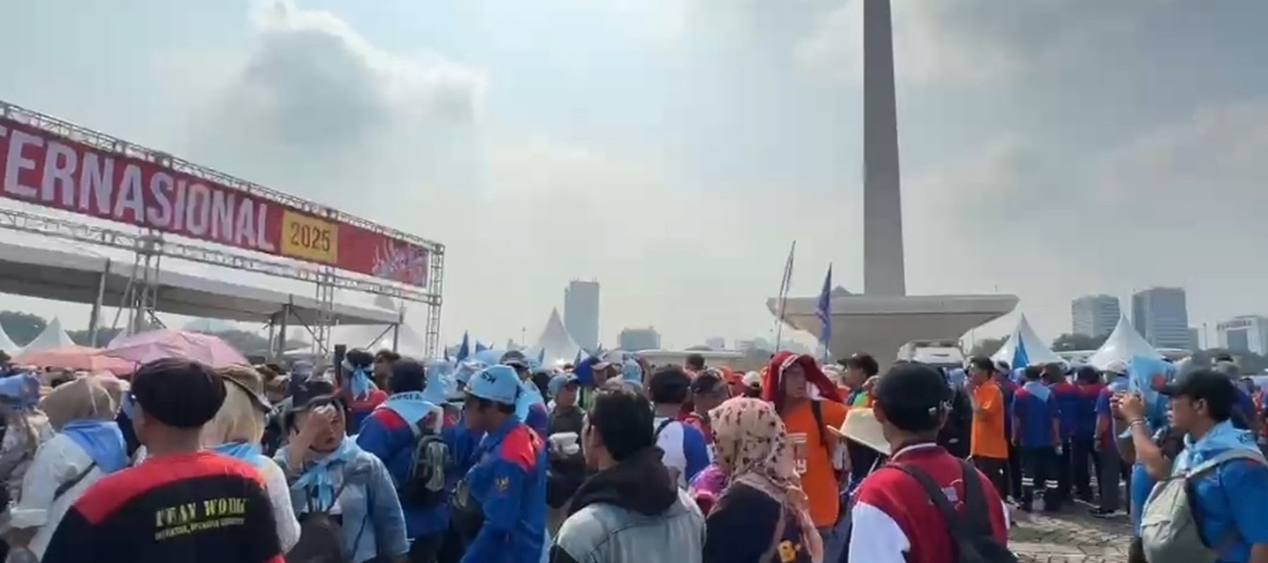Puluhan ribu buruh memadati kawasan Monas untuk merayakan May Day 2025. (NTVNews.id) 