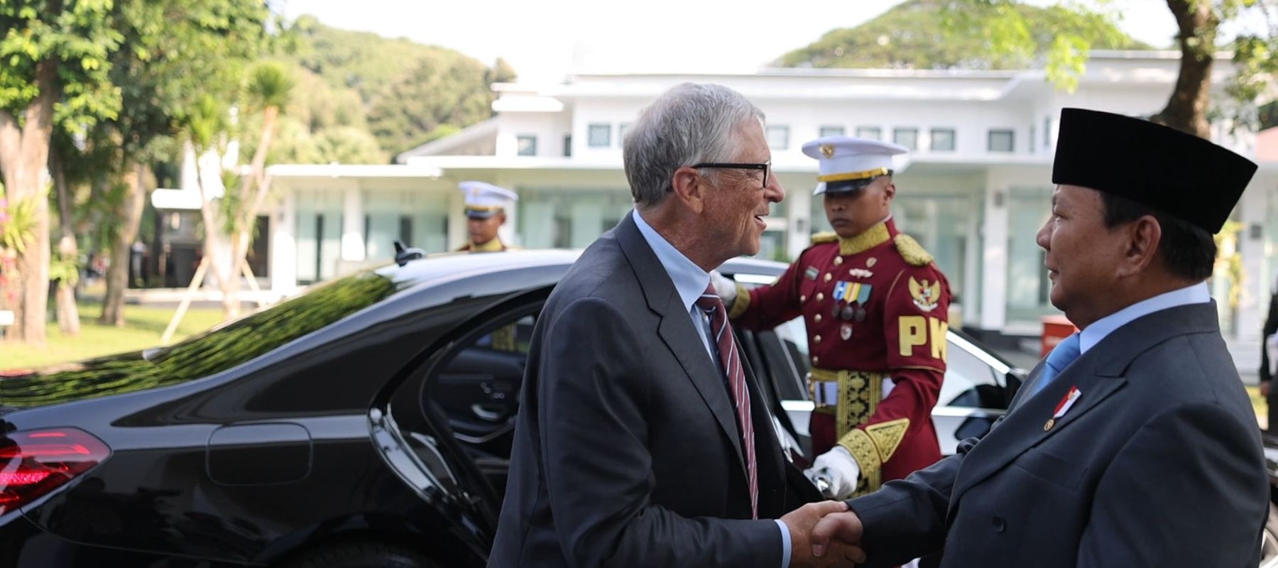 Presiden RI Prabowo Subianto menyambut langsung tokoh global sekaligus pendiri Microsoft, Bill Gates, di Istana Merdeka, Jakarta, Rabu, 7 Mei 2025 pagi.