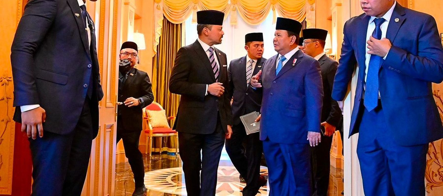 Presiden Prabowo dijemput langsung oleh Duli Yang Teramat Mulia Paduka Seri Pengiran Muda Mahkota Pengiran Muda Haji Al-Muhtadee Billah Ibni Kebawah Duli Yang Maha Mulia Paduka Seri Baginda Sultan Haji Hassanal Bolkiah Mu’izzaddin Waddaulah