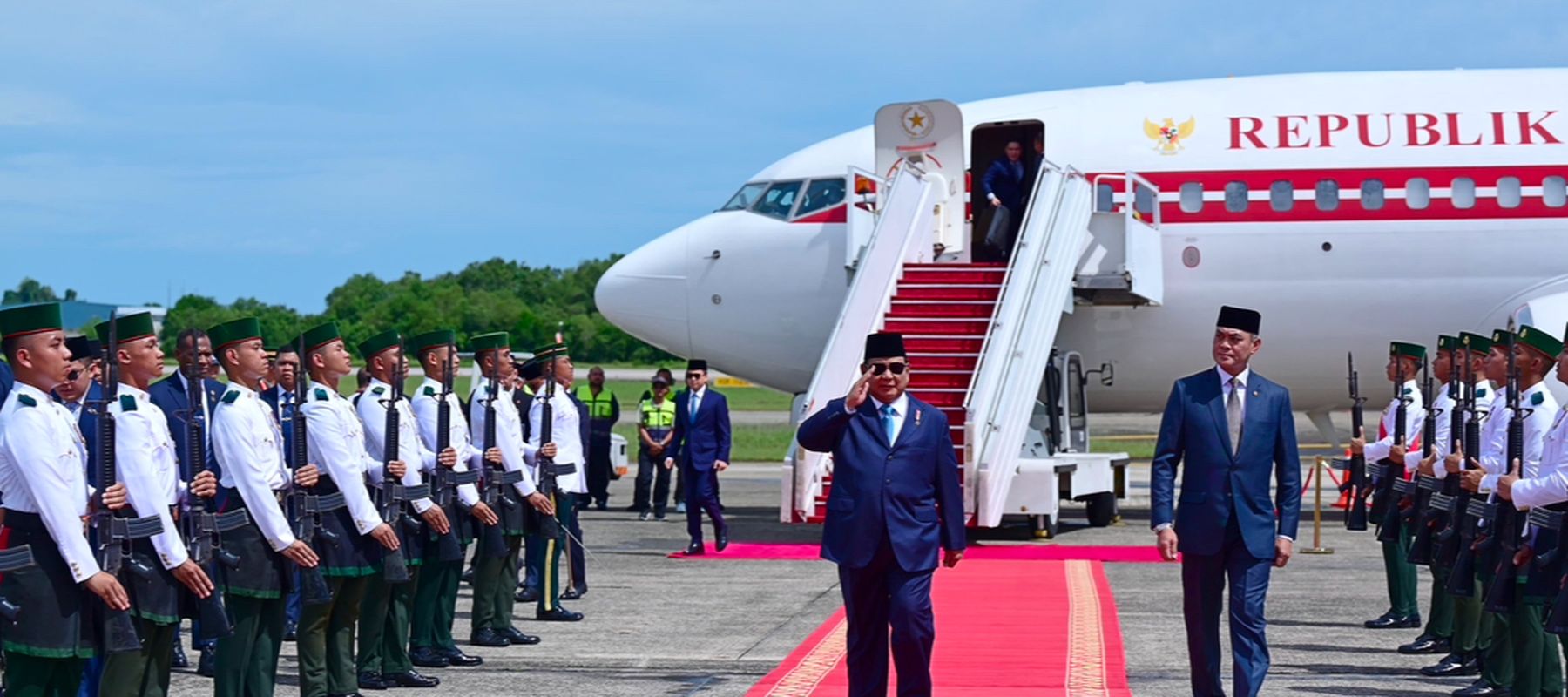 Presiden Republik Indonesia, Prabowo Subianto, tiba di Bandar Udara Internasional Brunei, Bandar Seri Begawan