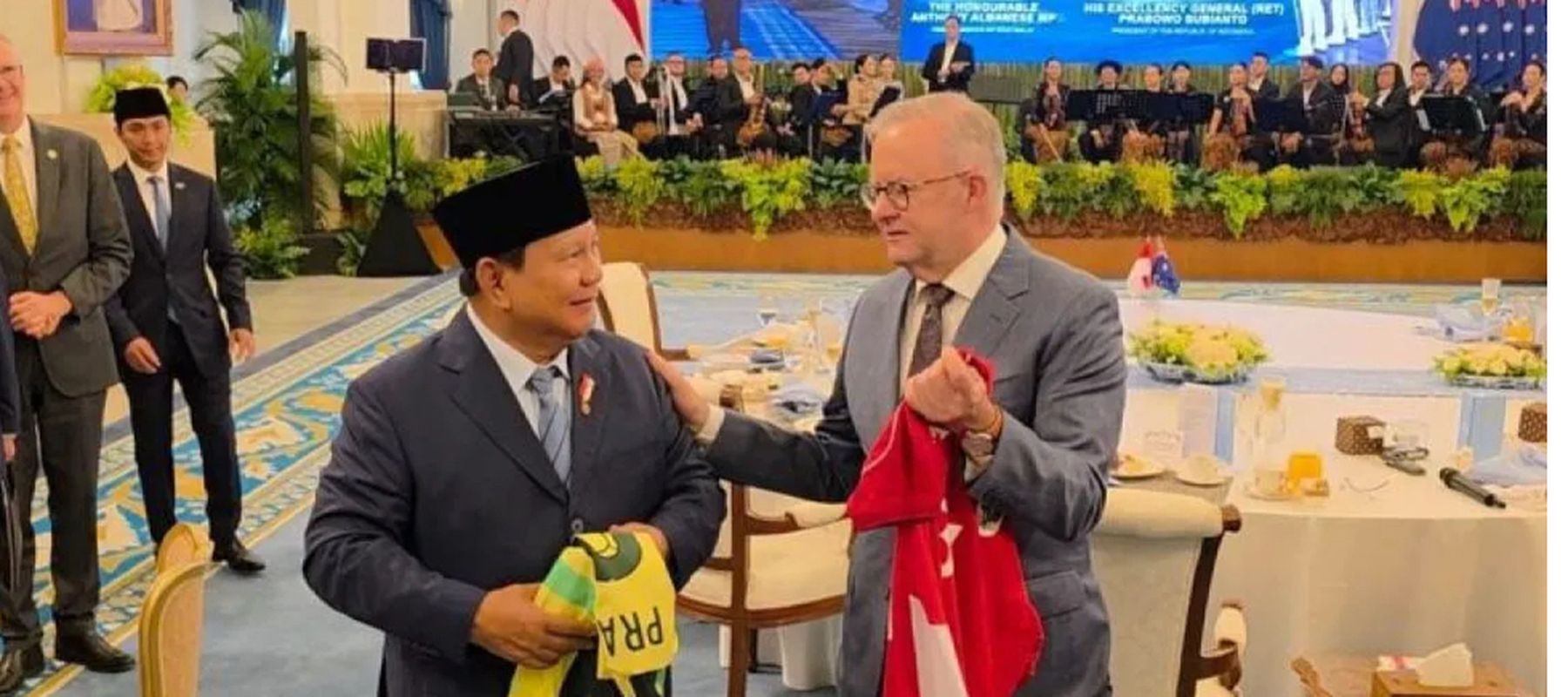 Prabowo dan PM Albanese Saling Tukar Jersey Timnas Indonesia-Australia