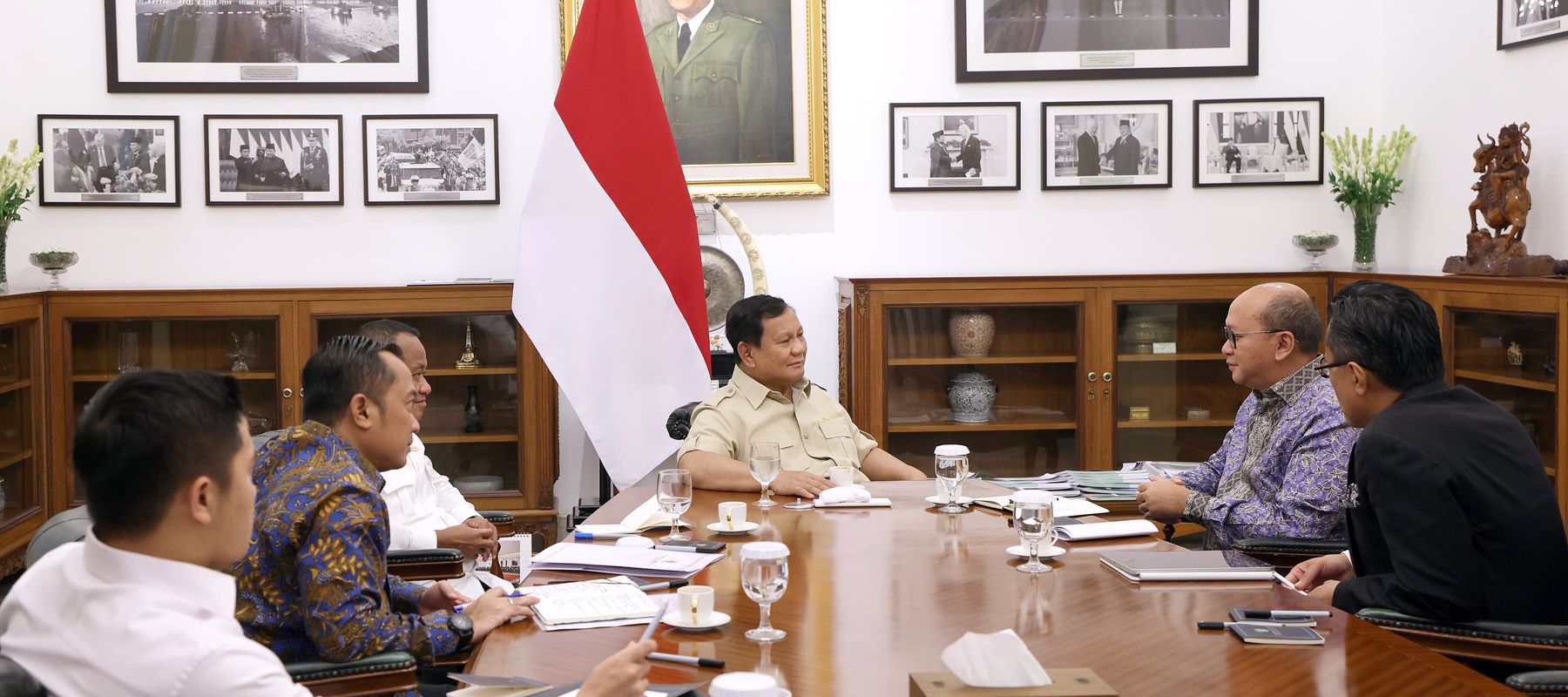 Presiden Prabowo Subianto memanggil Menteri Investasi dan Hilirisasi/Kepala BKPM sekaligus Kepala BPI Danantara Indonesia, Rosan Roeslani di Istana Merdeka
