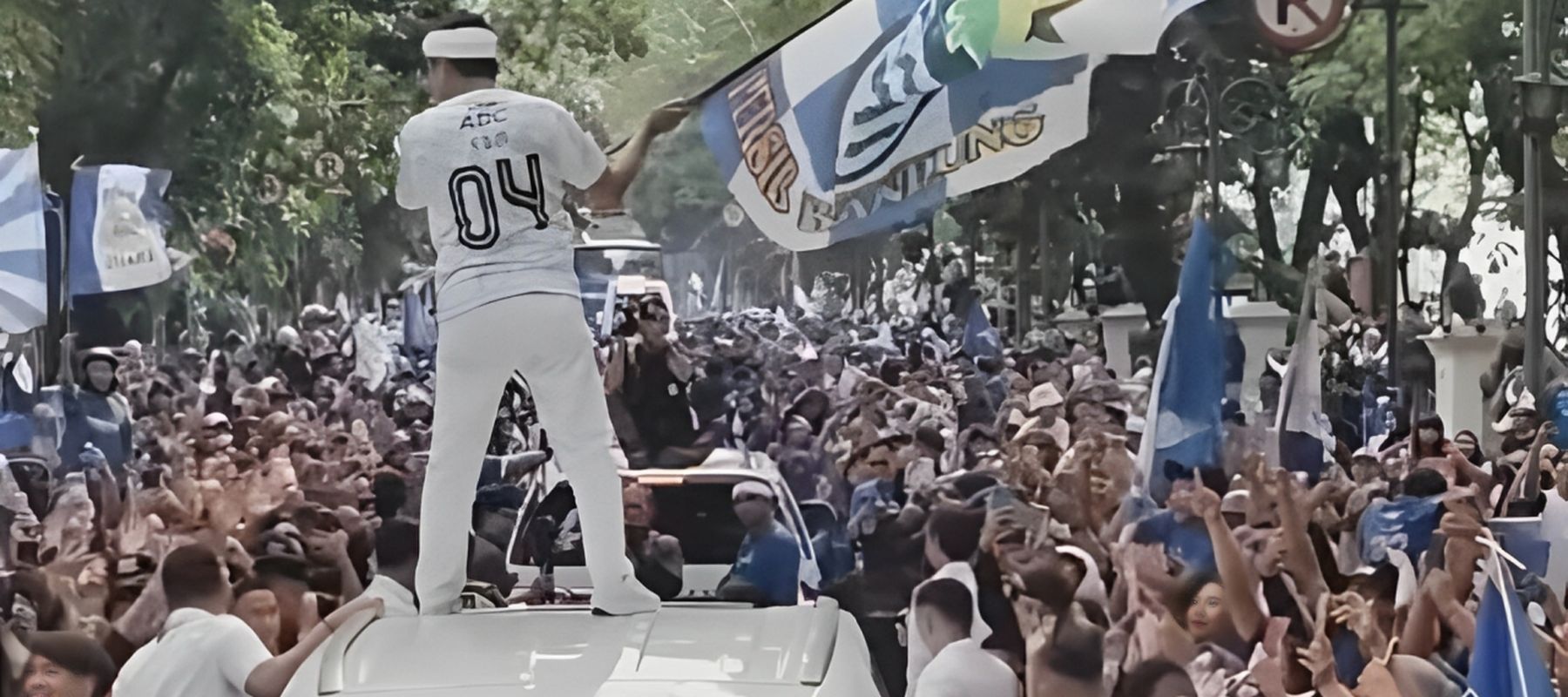 Gubernur Jawa Barat, Dedi Mulyadi, ikut dalam rombongan konvoi Persib.