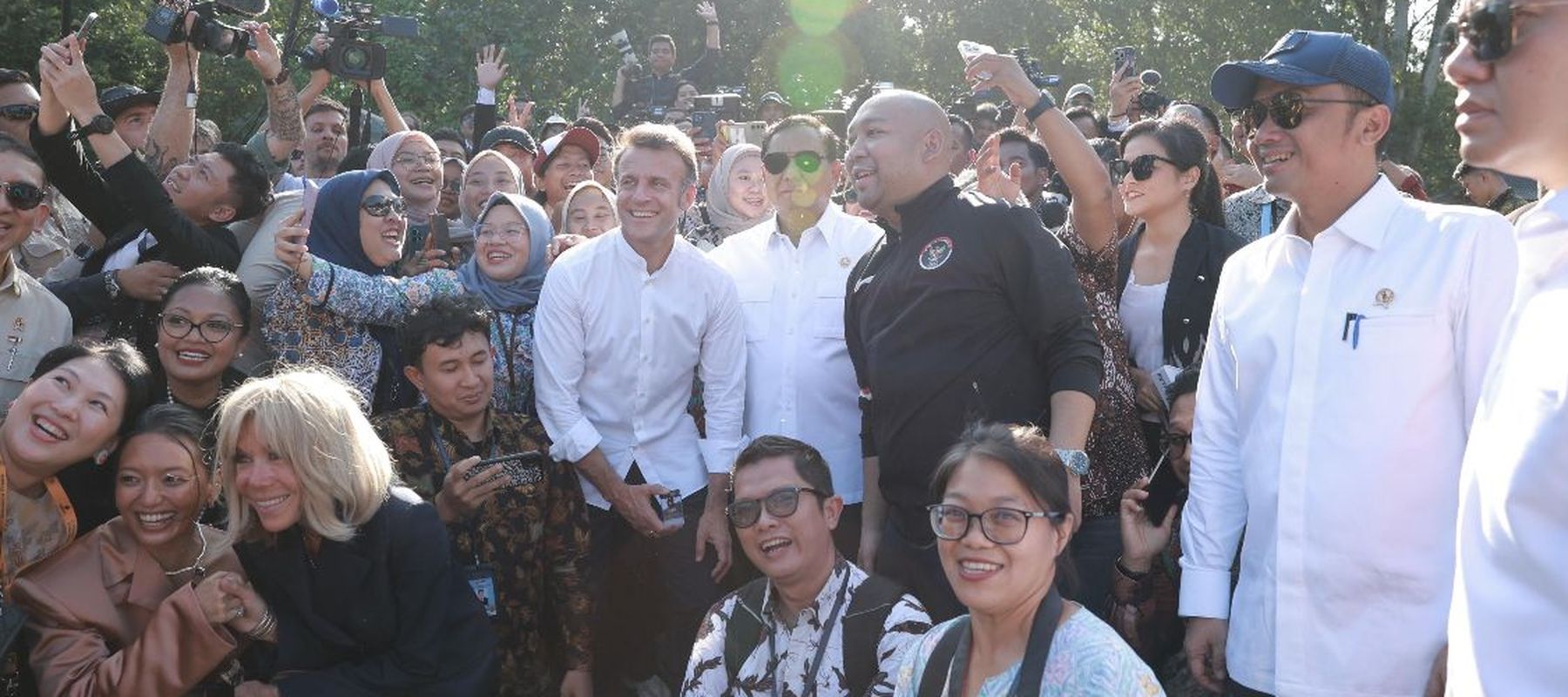 Momen Akrab Prabowo dan Macron Selfie Bareng Wartawan di Candi Borobudur
