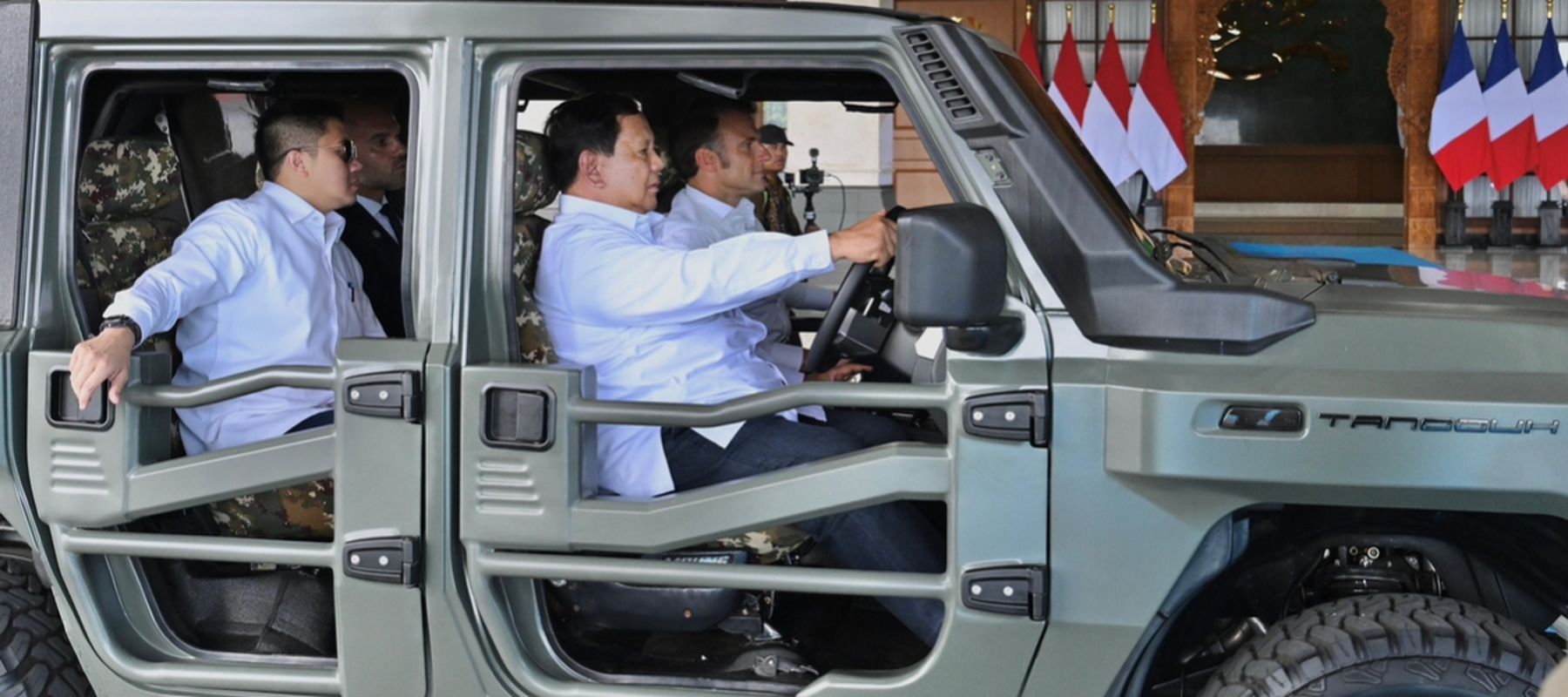Presiden Macron dan Presiden Prabowo dalam Satu Helkopter