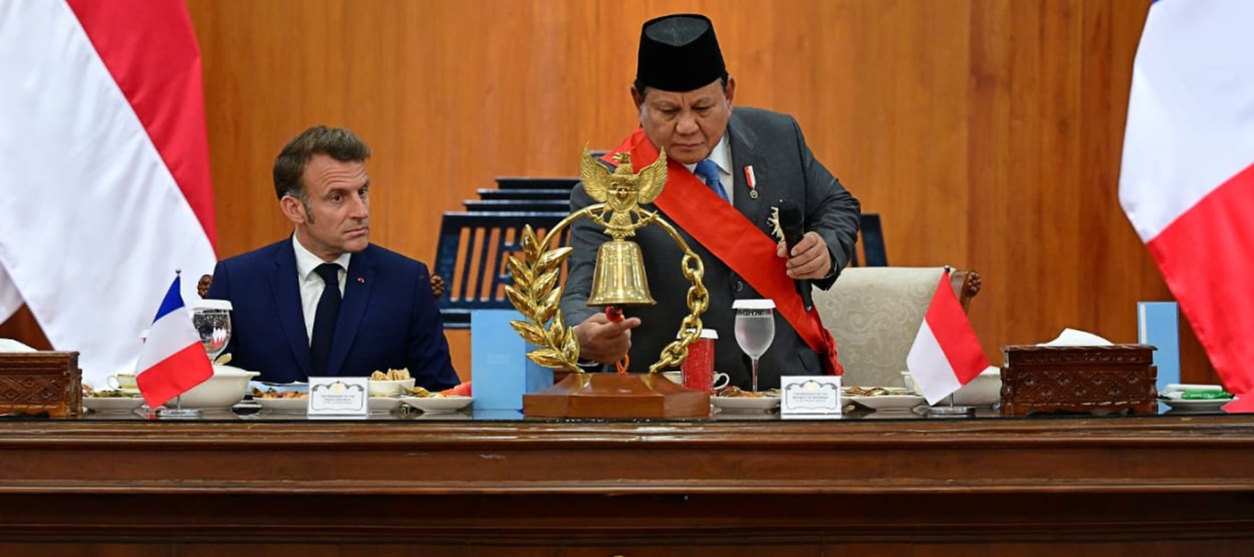 Usai mengikuti upacara penyambutan di Lapangan Pancasila, Presiden Republik Indonesia Prabowo Subianto dan Presiden Republik Prancis Emmanuel Macron melanjutkan agenda kebersamaan mereka dengan melangsungkan makan siang bersama di Ruang Makan Husein,