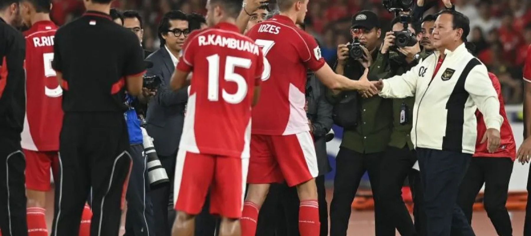 Setelah mengalahkan Timnas Bahrain dalam pertandingan Grup C putaran ketiga Kualifikasi Piala Dunia 2026 zona Asia di Stadion Utama Gelora Bung Karno, Senayan, Jakarta, Selasa, 25 Maret 2025, Presiden Prabowo Subianto menyalami pemain Timnas Indonesi