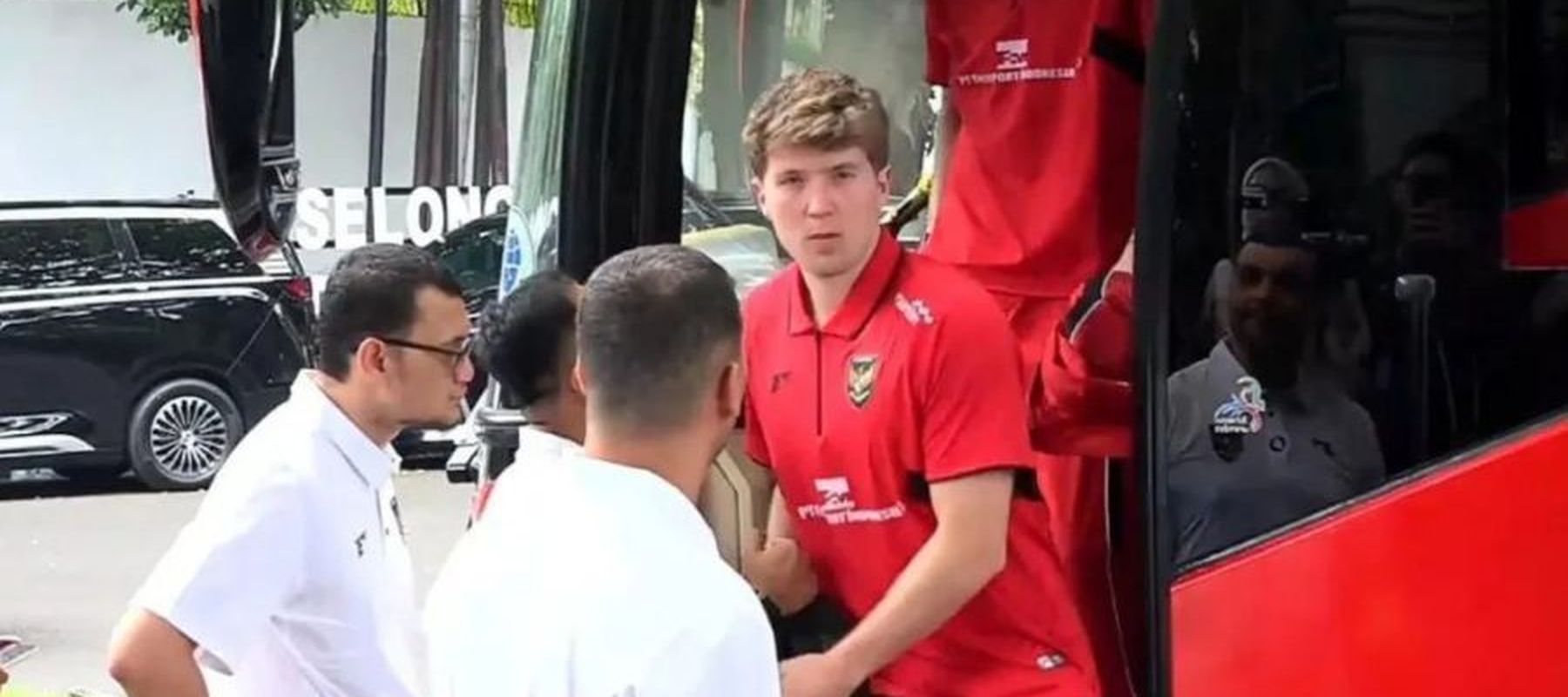 Penyerang Tim Nasional (Timnas) Sepak bola Indonesia Ole Romeny terlihat menyambangi kediaman pribadi Presiden Prabowo Subianto di Jalan Kertanegara No. 4, Jakarta Selatan, Jumat (6/6/2025).
