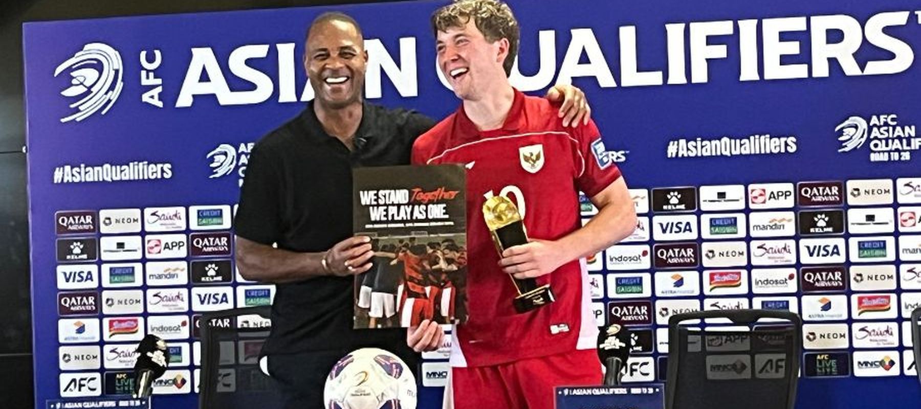 Pelatih tim nasional Indonesia, Patrick Kluivert dan Pemain Timnas Indonesia, Ole Romeny.