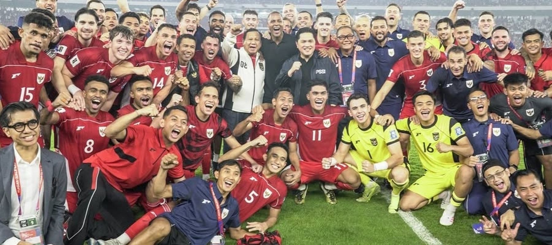 Prabowo Subianto dengan Pemain Timnas Indonesia