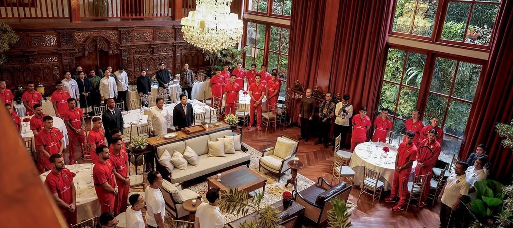 Timnas Indonesia di kediaman pribadi Presiden Prabowo di Kertanegara, Jakarta.