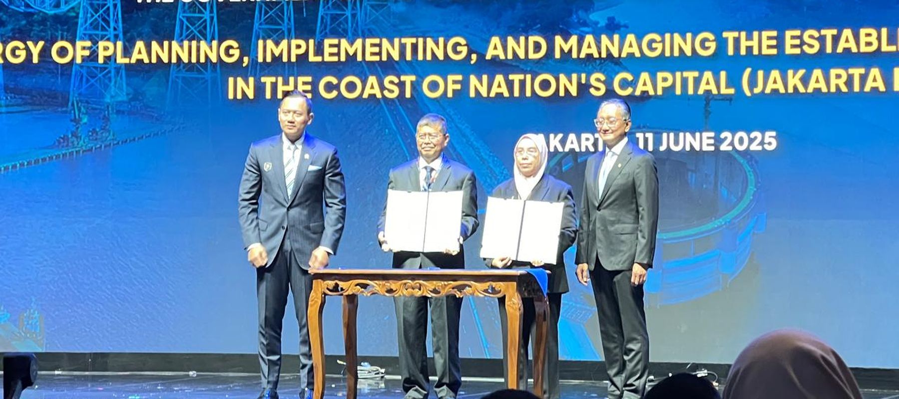 AHY (kiri) di acara International Conference on Infrastructure (ICI). (NTVNews.id) 
