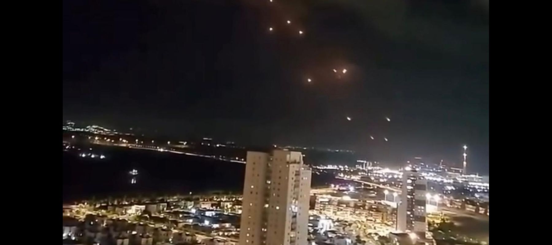 Rudal Iran mengarah ke kota di Israel. 
