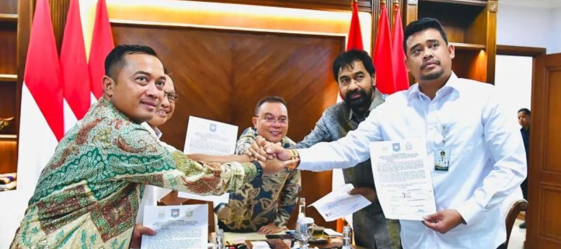 Dalam pertemuan yang berlangsung di Wisma Negara, Istana Kepresidenan Jakarta pada Selasa (17/6/2025), gubernur Sumatra Utara Bobby Nasution dan gubernur Aceh Muzakir Manaf menandatangani kesepakatan bersama tentang empat pulau dan disaksikan langsun