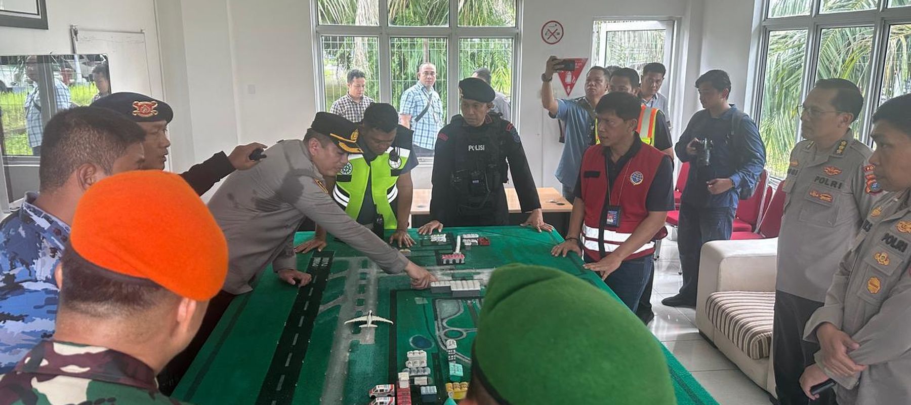 Personel gabungan memastikan keselamatan dan keamanan 376 penumpang jemaah haji Kelompok Terbang (kloter) 33 Debarkasi Surabaya dari ancaman bom.